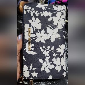 Michael Kors Double Zip Walletused twice brand new